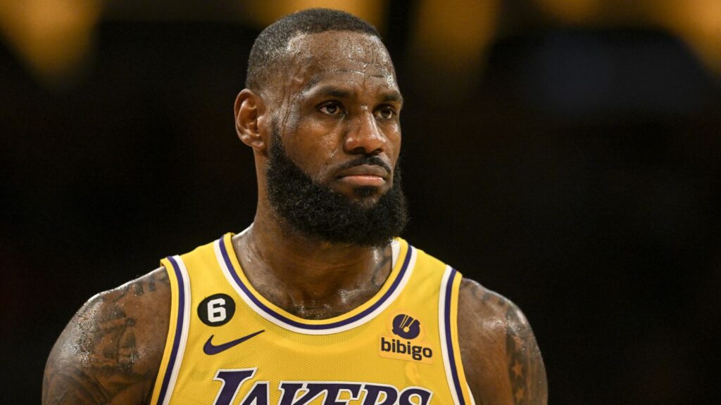 Chơi rất tốt nhưng LeBron không thể giúp Lakers đi xa ở mùa trước