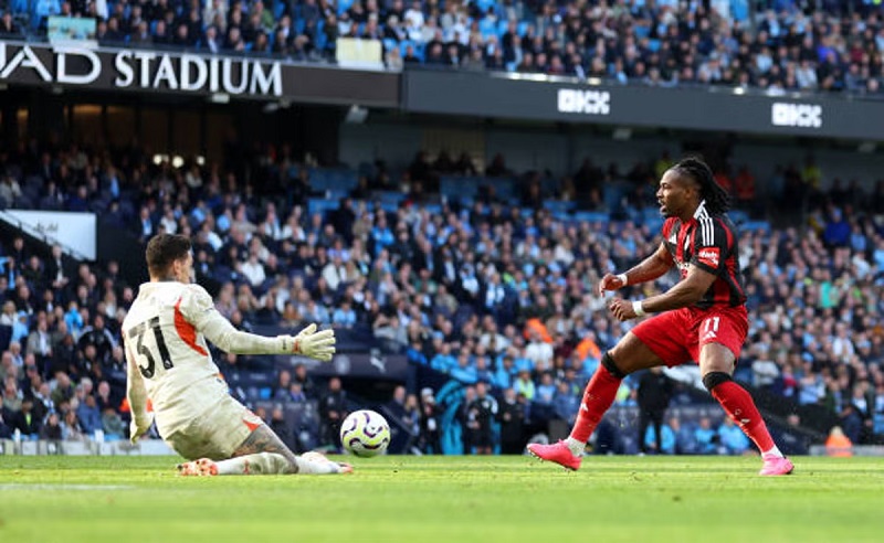 Ederson chiến thắng trong pha 1v1 với cầu thủ Fulham