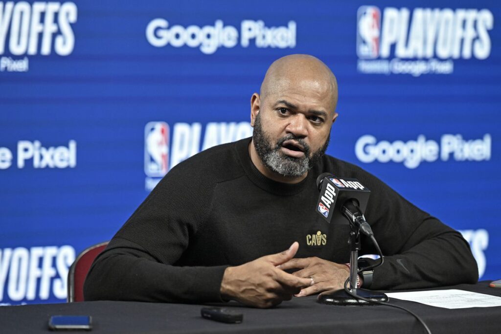 J.B. Bickerstaff được chọn thay thế HLV Monty William