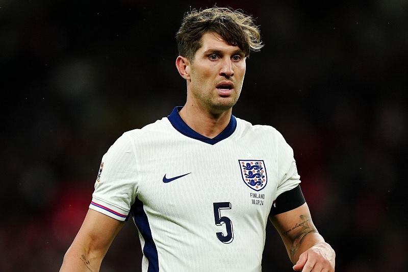 John Stones đeo băng đội trưởng trước Hy Lạp