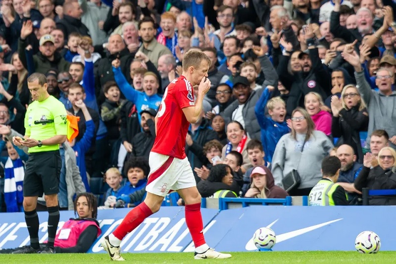 Ward-Prowse nhận thẻ đỏ gián tiếp trước Chelsea ở vòng 7