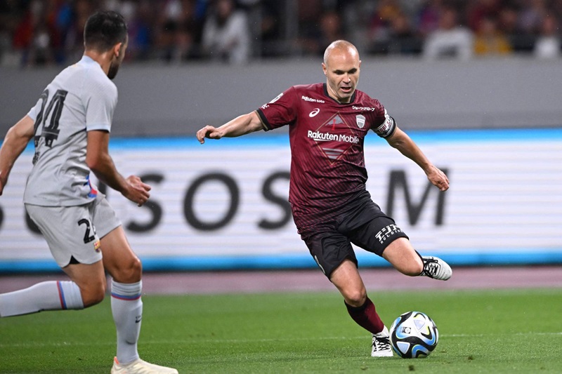 Iniesta chơi bóng tại Nhật Bản